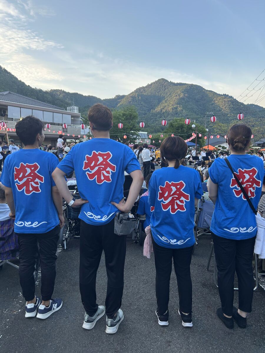 夏祭りで利用者さんと過ごすスタッフたち