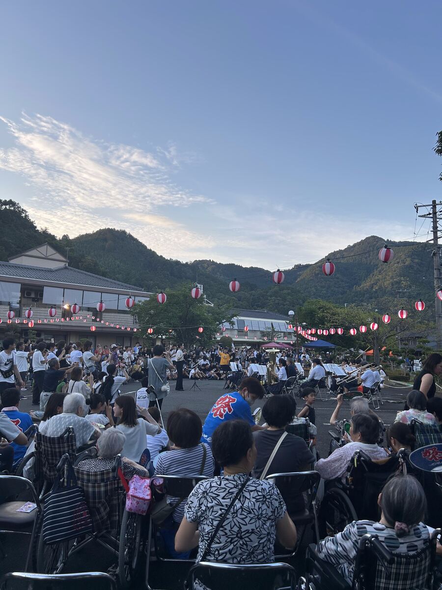 夏祭りでブラスバンドの演奏を楽しむ利用者さんたち